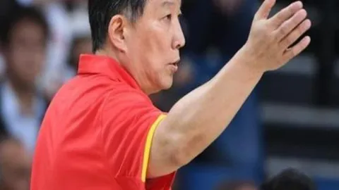 波斯特灵活闪避精准扣篮，空中双臂猛力入网惊动观众